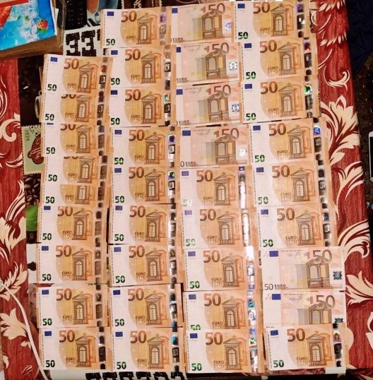 După ce a sustras dintr-o locuință 7 000 de lire sterline și 3 000 de euro, i-a ascuns în podul casei crezând că nu va fi prins